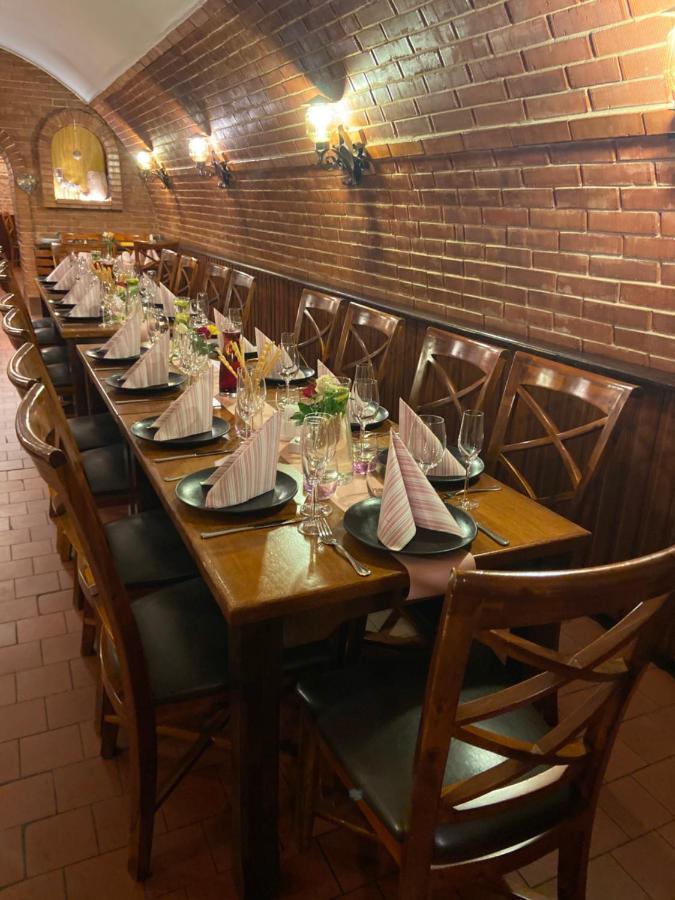 Restaurace A Penzion U Doubku Břeclav エクステリア 写真