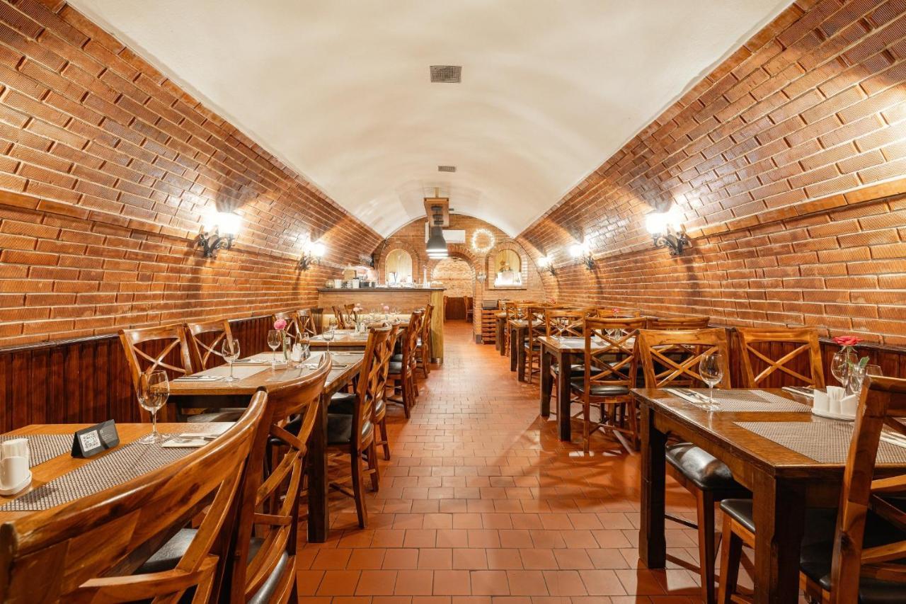 Restaurace A Penzion U Doubku Břeclav エクステリア 写真